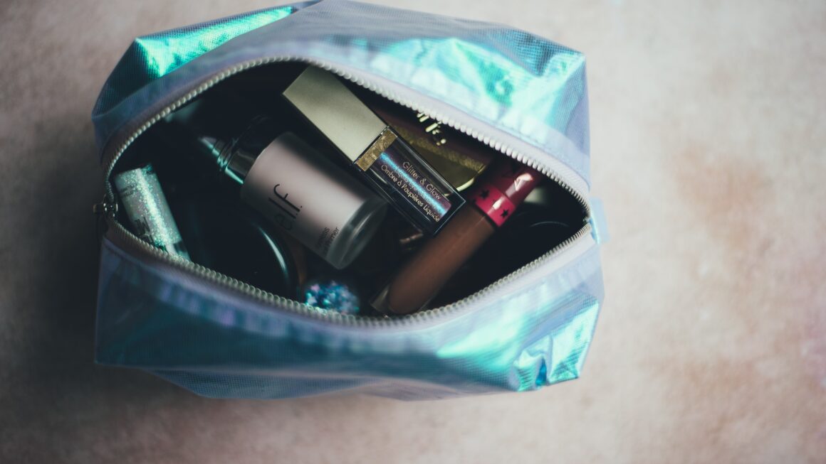 How To Choose the Best Makeup Bag: The Ultimate Guide